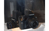 2,150万画素の中判デジタル一眼レフカメラ「Mamiya ZD」。後ろには、デジタルバックタイプ「Mamiya ZD Back」も併せて展示の画像