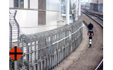 名古屋駅ホームから東京方を見る。線路に沿う黒いケーブルがLCXケーブルだと思われるの画像