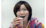 見入って珈琲に口つけるのも忘れるの画像