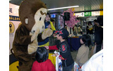 クイズ正解者は、練馬からお母さんと妹さんとショッピングに来た8歳の男の子。ボールペンをもらってバザール君と握手すると、次の問題にも元気いっぱいに手を上げていたの画像