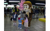 人気もののバザール君は子供達に囲まれて大忙しだの画像