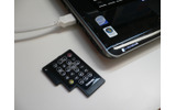 PCIカードスロットに収納できるカード型リモコンの画像