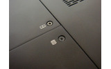底面にはメモリやHDDのマークが表記されている。カバーを外せば2.5型HDDなどの交換は可能だが、メーカー保証がなくなり自己責任になるので気をつけよう。の画像