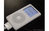 オプションの接続ケーブル「KNA-i77」を使い、iPodと接続。充電機能も有しているの画像