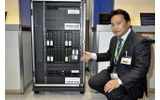 BX900とプラットフォーム技術本部 プロダクトソリューション技術統括部の市村賢司氏の画像