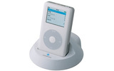 　オンキヨーは、同社製品とアップルコンピュータのiPodシリーズが連動するiPod専用ドック「RI Dock」（Remote Interactive Dock for iPod）の新製品「DS-A1」を5月11日に発売する。の画像