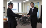 井澤一朗 総務省 東北総合通信局長（左）から免許状を受領する有田雅紀UQコミュニケーションズ 副社長（右）の画像