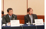 説明会の模様（左：富士通 取締役副社長  広西光一氏、右：FJB 代表取締役社長 鈴木國明氏）の画像