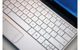 　北京のプレスイベントで公開された「HP Mini 110」。前回は3色のうちPink Chicを紹介したが、今回はWhite Swirlを紹介する。の画像