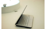　北京のプレスイベントで公開された「HP Mini 110」。前回は3色のうちPink Chicを紹介したが、今回はWhite Swirlを紹介する。の画像