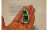 富士通のブースでアピールしていたのは世界最小のUSBドングルの画像