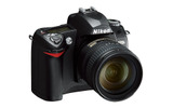 ニコンは、一眼レフデジタルカメラ「D70s」を4月27日に発売すると発表した。D70sは、「D70」のマイナーバージョンアップモデル。価格はオープンプライスだが、同社によるとボディー単体は10万円前後で販売されるという。の画像
