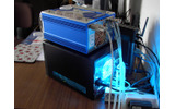 Thermaltakeの水冷キット「Aquarius III」を上に載せたPCの画像