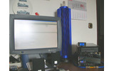 水冷タワーが取り付けられている。コンパクトなPCの隣にあると大きさもひときわ目立つの画像