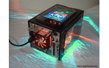 ATIとAMDのロゴが前面に出ている。天板にはAthlon64のロゴがネオンのように光っているの画像