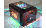 ATIとAMDのロゴが前面に出ている。天板にはAthlon64のロゴがネオンのように光っているの画像