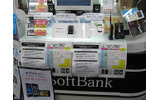 店頭には「予約販売受付中」のパネルや、iPhone 3GとiPhone 3G Sとの機能比較表などが貼られていたの画像