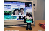 「フォトポケ」のデモ。ケータイで撮った写真はBIGLOBEサーバに自動アップロードされ、すぐに家族や友人に公開できる。Wi-Fi経由でデータを一括アップロードすることも可能。「フォトポケ」iアプリはドコモの「N-06A」にプリインストールされており、「これまで垂直統合型でやってきたキャリアが、他社サービスの専用アプリをプリインストールした国内初の事例」（飯塚氏）という。他機種でも、ダウンロードすれば利用可能の画像