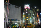 上野・仲町通り前の交差点あたり。夜でも非常に賑わっている一角だの画像