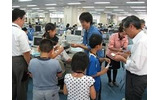 名刺交換の様子（本社）の画像