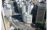 霞が関ビルから見た虎ノ門交差点。休日のため道路はすいているの画像