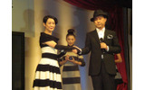 デジタルAVCマーケティング本部長の西口史郎氏と握手する樋口可南子さんの画像