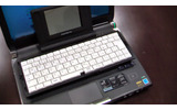 ソニーのType Tの上に重ねてみた。キーボードの大きさもほほ同じの画像