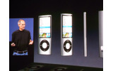 iPod nanoを語るジョブズ氏の画像