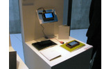 KDDIが9日に都内で開催した「iida」(イーダ)ブランドの新商品発表会。ここでは今後「LIFESTYLE PRODUCTS」と呼ばれることとなった周辺機器を写真で紹介する。の画像