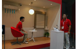 【CEATEC JAPAN 2009 Vol.4】手投げメールや眼操作イヤホンなど——NTTドコモが提示するケータイの未来の画像