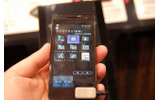 CEATEC JAPAN 2009のNTTドコモブースでは、本物の木材を使用した携帯電話「TOUCH WOOD」試作機が展示されていた。の画像