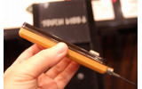 CEATEC JAPAN 2009のNTTドコモブースでは、本物の木材を使用した携帯電話「TOUCH WOOD」試作機が展示されていた。の画像