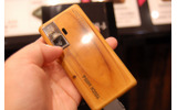 CEATEC JAPAN 2009のNTTドコモブースでは、本物の木材を使用した携帯電話「TOUCH WOOD」試作機が展示されていた。の画像