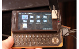 CEATEC JAPAN 2009のNTTドコモブースでは、本物の木材を使用した携帯電話「TOUCH WOOD」試作機が展示されていた。の画像