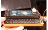 CEATEC JAPAN 2009のNTTドコモブースでは、本物の木材を使用した携帯電話「TOUCH WOOD」試作機が展示されていた。の画像