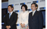 左から、デジタルメディア事業部長の山田健勇氏、黒木瞳、執行役常務の立花和弘氏の画像