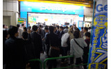 Windows 7の販売開始30分前のようす。ソフマップは人で埋め尽くされ、身動きも取れないほどの大混雑状態だったの画像