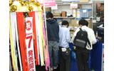 続々と購入客が押し寄せる店内の画像