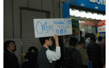 深夜販売を行う各店舗でカウントダウンが始められ、22日の0時よりついにWindows 7が販売開始となった。の画像