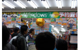 深夜販売を行う各店舗でカウントダウンが始められ、22日の0時よりついにWindows 7が販売開始となった。の画像