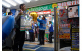 深夜販売を行う各店舗でカウントダウンが始められ、22日の0時よりついにWindows 7が販売開始となった。の画像