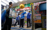 深夜販売を行う各店舗でカウントダウンが始められ、22日の0時よりついにWindows 7が販売開始となった。の画像
