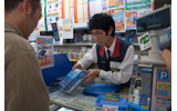 深夜販売を行う各店舗でカウントダウンが始められ、22日の0時よりついにWindows 7が販売開始となった。の画像