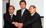 記者会見に臨んだ3社の代表。左から、NTT-BP 代表取締役社長 小林忠男氏、インテル 代表取締役共同社長 吉田和正氏、首都圏新都市鉄道 代表取締役社長 高橋伸和氏の画像