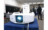 会場に展示された実機（EB-Z8000WU）の画像