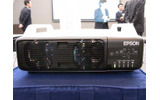 会場に展示された実機（EB-Z8000WU背面）の画像