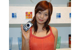 　松下電器産業は、840万画素の16:9ワイドCCDと広角端28mmの光学4倍ズームレンズを搭載したことにより、本格的な16:9のワイド写真を撮影できるデジタルカメラ「LUMIX DMC-LX1」を8月26日に発売する。の画像