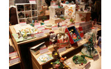 Livly Islandのロゴ入り巾着や絵はがき、座布団にフィギュア…。とにかく手製とは思えないほど、どの作品もできがよいの画像