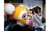 着ぐるみピグミーとの握手会…のはずだったが、ちょっと大きすぎたのか、子供たちは遠くからこわごわ触っていた(笑)の画像
