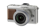 OLYMPUS PEN E-P2シルバーのレンズキットの画像